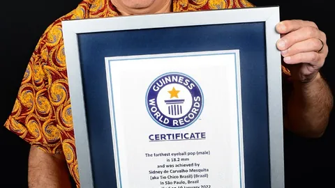 瓜迪奥拉与梅西场边热烈交流，球员通道内深情交谈久久不息